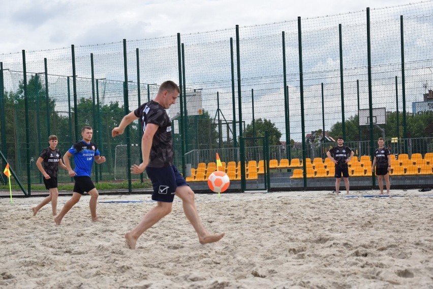 Wakacyjny Turniej Piłki Nożnej Plażowej w Staszowie. Grały 3 drużyny 