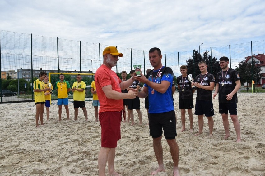 Wakacyjny Turniej Piłki Nożnej Plażowej w Staszowie. Grały 3 drużyny 