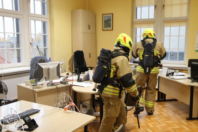Strażacy otrzymali zgłoszenie o pożarze w budynku Urzędu Gminy Chełmno