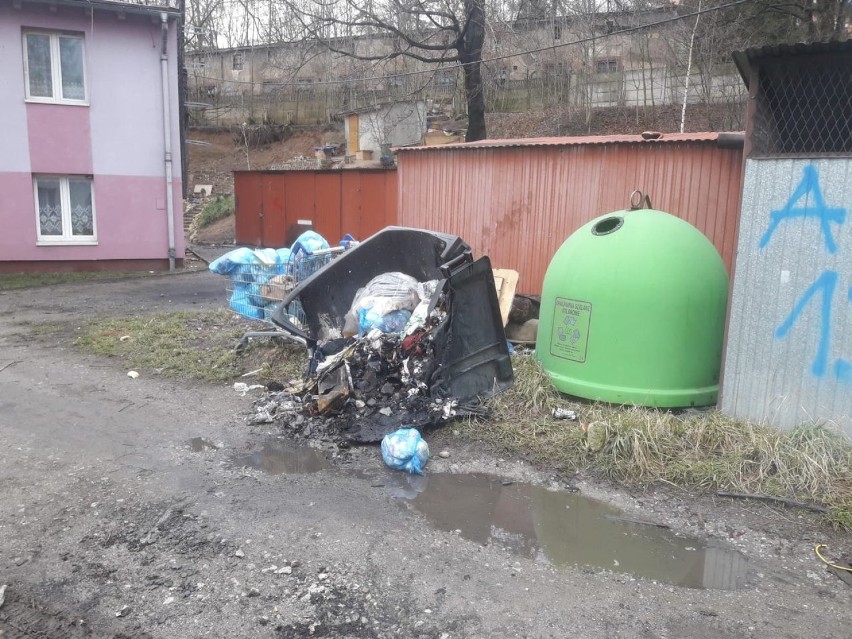 Nieznani sprawcy podpalają w Jeleniej Górze kontenery na śmieci [ZDJĘCIA]