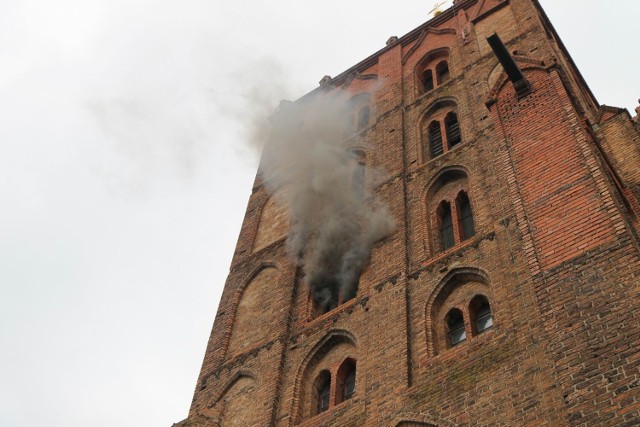 Strażacy z kilku jednostek odbyli łączone ćwiczenia na kościele w Chełmnie