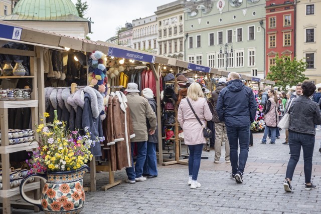 Kraków, Targi Rzemiosła odbywają się na Rynku Główny. Wróciły 2 lata temu po pandemicznej przerwie.