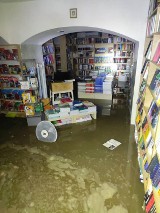 Ogromna ulewa w Rybniku - ZDJĘCIA. Sporo zalanych posesji. Pół metra wody w księgarni Orbita. Strażacy odnotowali 84 interwencje