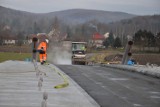 Kamyk. Nowy most na Stradomce prawie gotowy, drogowcy położyli asfalt. Kiedy zostanie oddany? [ZDJĘCIA]