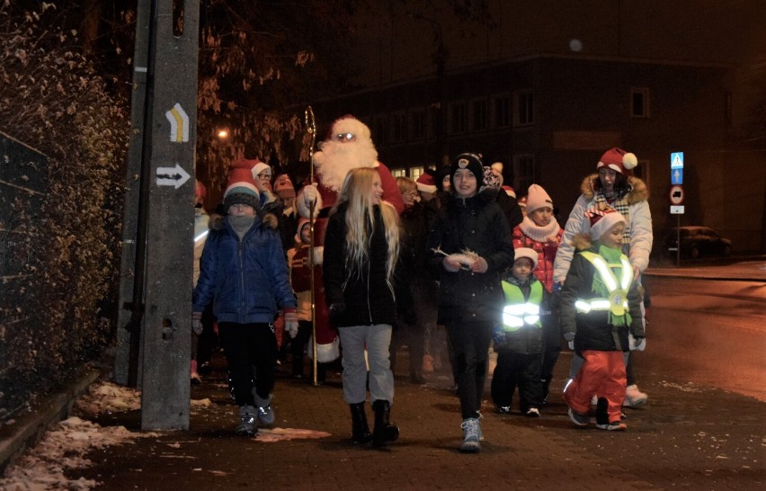 Ulicami Skierniewic przemaszerowali mali i duzi Mikołaje