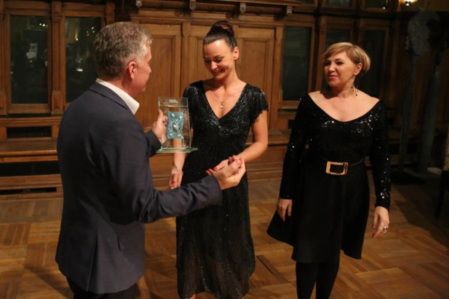 Nagrodę odbierają Katarzyna Bartoszewicz-Stromska i Magdalena Gawin, twórczynie Da Capo Al Fine. Nominowane za musicalową podróż do Francji "Pod dachami Paryża"