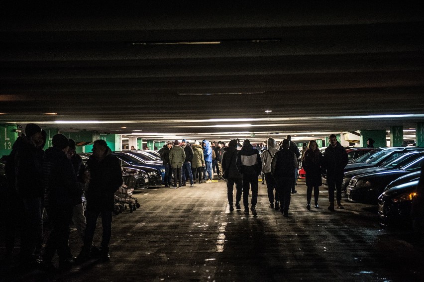 Warsaw Night Racing. Nocne wyścigi samochodów. Palenie gumy i ucieczka przed policją [ZDJĘCIA]