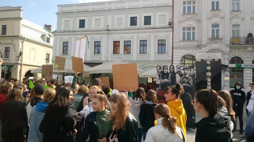 Strajk klimatyczny także w Cieszynie, młodzież protestowała na cieszyńskim rynku (ZDJĘCIA)