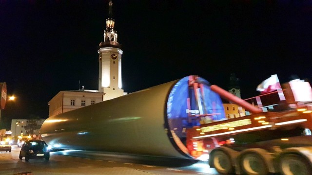 By transport wiatraków był możliwy, są one dostarczane w kawałkach. Przykładowo słupy podzielone są na 5 części o długości ok. 25 metrów. Mają one szerokość ok. 4,40 cm.