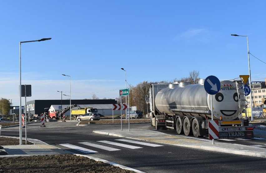 Nowe rondo na ul. Fabrycznej w Oświęcimiu gotowe. To część dużej inwestycji przy drodze krajowej 44 dla kierowców "Port Oświęcim" [ZDJĘCIA]