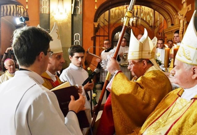 Komisja ds. pedofilii złożyła wniosek do prokuratury o przeprowadzenie postępowania  w sprawie czterech duchownych - bpa Tadeusza Rakoczego (pierwszy z prawej), kard. Stanisława Dziwisza (w środku), bpa Romana Pindla (z lewej) i bpa Piotra Gregera.