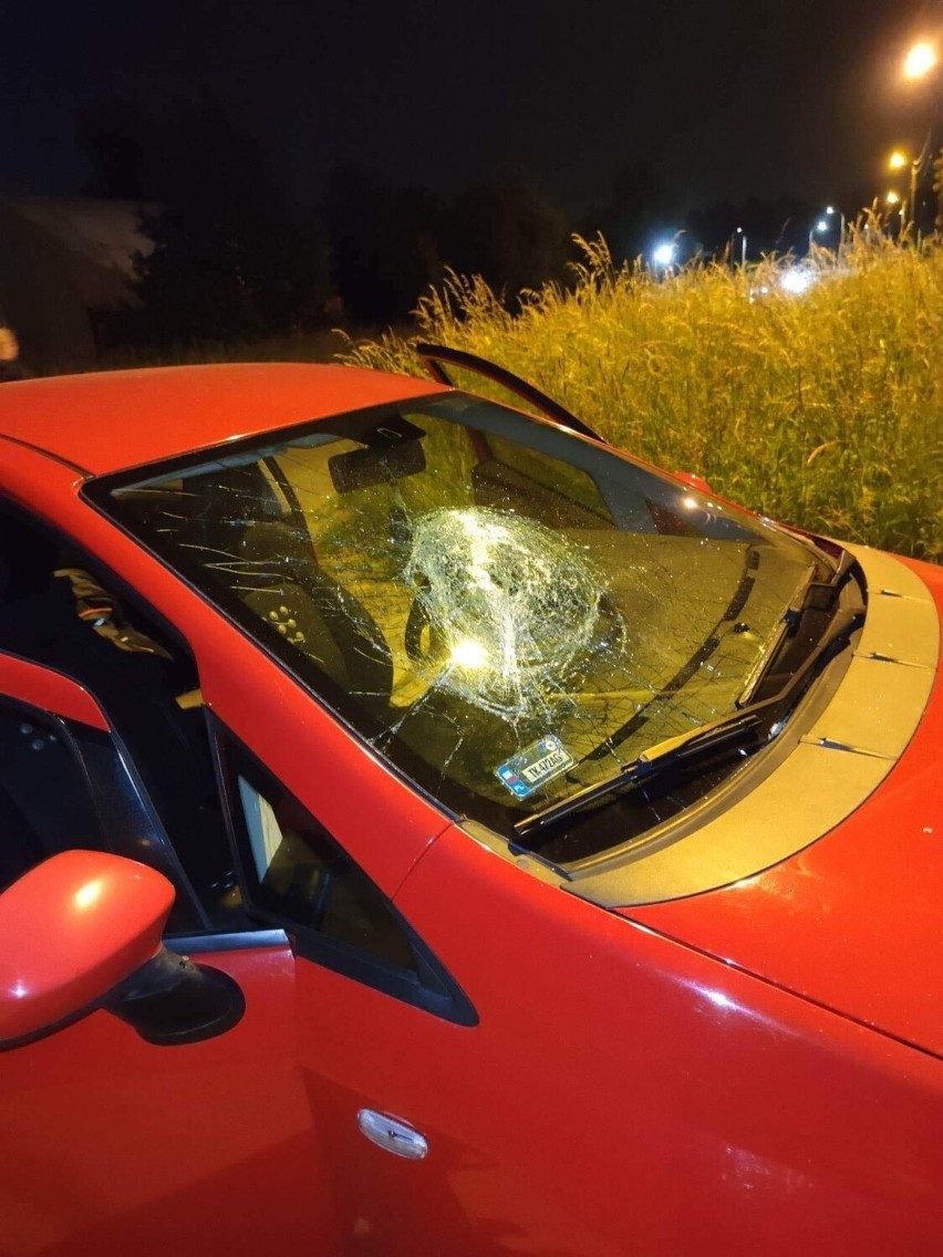 Nocna demolka na parkingu w Kielcach. Kobieta rozwaliła baseballem sześć samochodów. Zobacz zdjęcia 