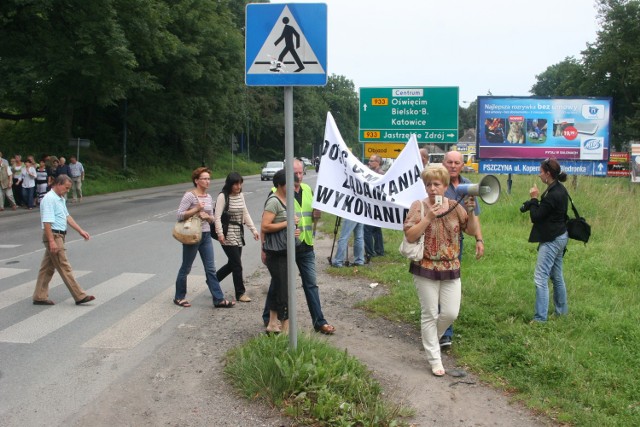 Na ul. Żorskiej w Pszczynie są demonstracje. Ludzie walczą o budowę chodnika przy tej ulicy