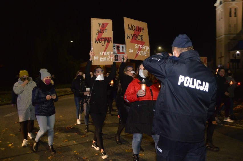 Protest kobiet w Miastku. To historyczna chwila! Manifestacja na prawie dwie godziny zablokowała ruch w mieście| ZDJĘCIA+WIDEO