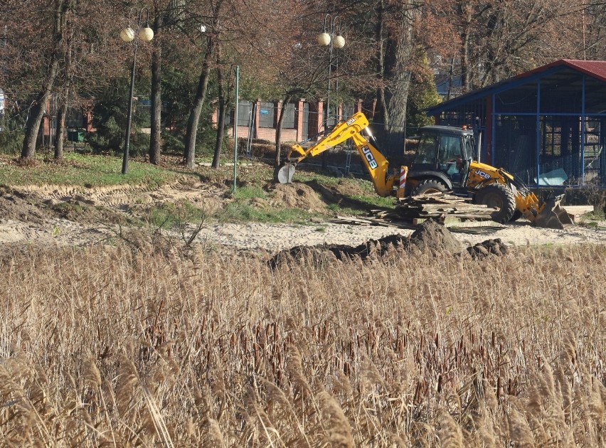 Trwa przebudowa zbiornika wodnego na radomskich Borkach....