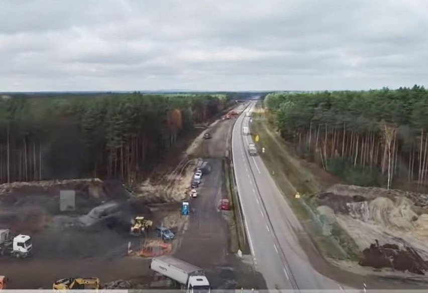 Trwa przebudowa południowej jezdni drogi krajowej A18. Po...