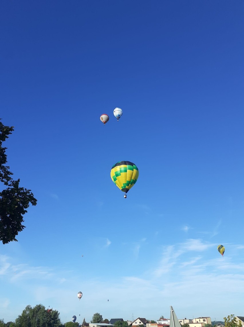 Niebo nad Lesznem usiane dziś balonami. Galeria zdjęć od Czytelników. Dziś jeszcze nocny pokaz balonów w Lesznie!