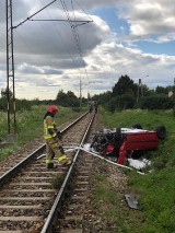 Wypadek na przejeździe kolejowym w Pasłęku. Zderzenie samochodu z pociągiem, trzy osoby zostały ranne