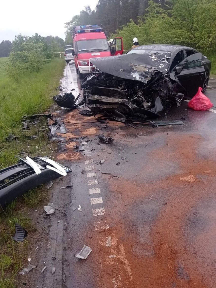 Wypadek na trasie Skorzewo-Stężyca. Cztery osoby ranne po zderzeniu audi z busem [ZDJĘCIA]