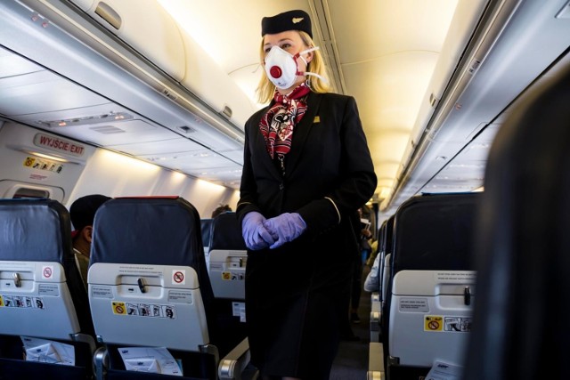 Zakrywanie nosa i ust obowiązuje od momentu wejścia na teren lotniska w miejscu wylotu do chwili opuszczenia lotniska docelowego.