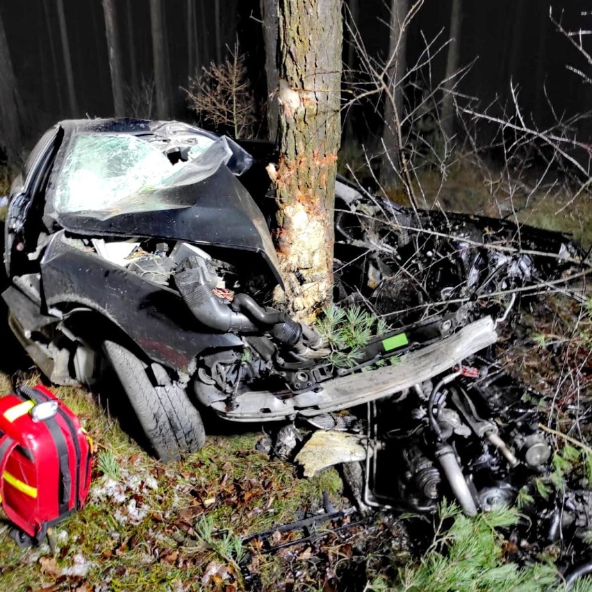 Wypadek w Czarnej Wsi. Pijany 16-latek rozbił auto na drzewie 