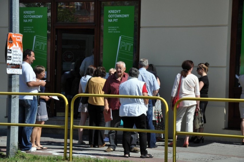 Klienci Getin Banku pikietowali przed słupską placówką - FOTO, WIDEO