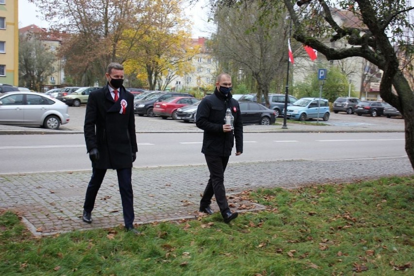 Władze Lęborka zapaliły symboliczne znicze przy popiersiu gen. Sosabowskiego i tablicy Polskiej Rady Ludowej