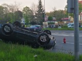 Auto na dachu pod komendą policji w Wałbrzychu! Poważny wypadek na Mazowieckiej [ZDJĘCIA] 