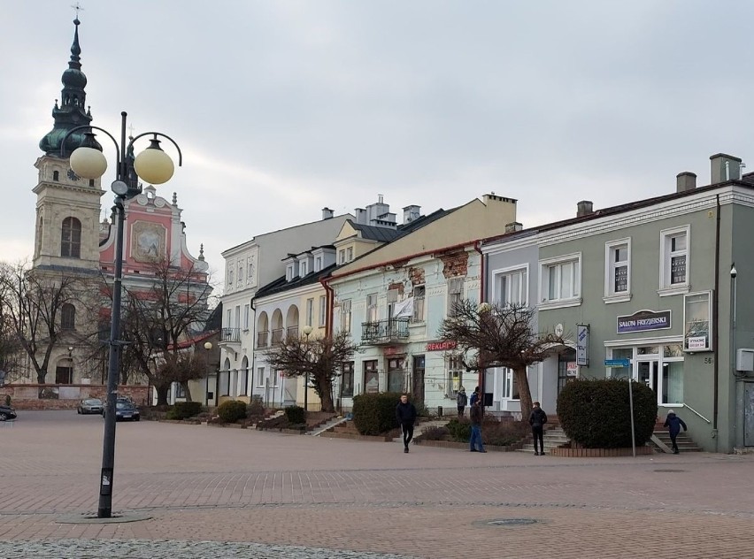 Długie kolejki do fryzjera w Tarnobrzegu! To reakcja na lockdown. Wszyscy chcą zdążyć przed zamknięciem salonów  