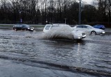 Ulewa w Warszawie. 150 zgłoszeń, zatopione samochody, zalane drogi [ZDJĘCIA]
