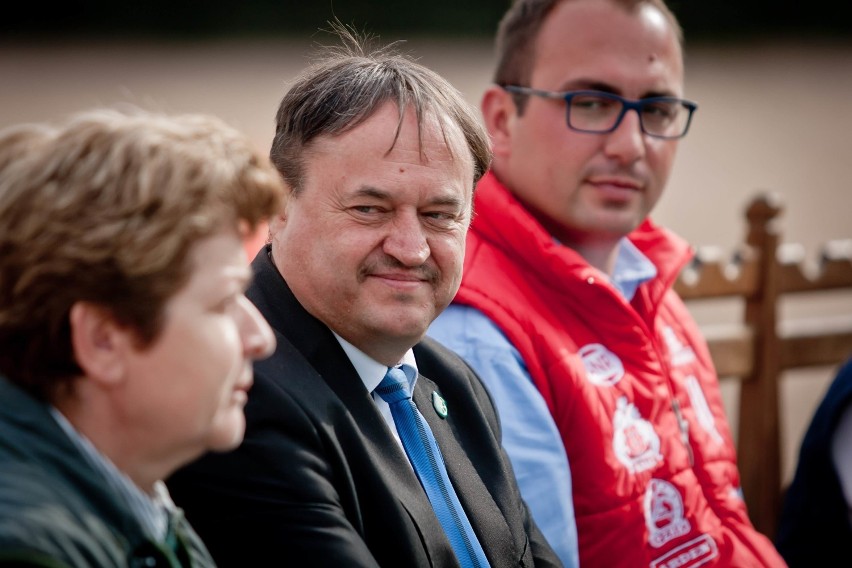 Bartłomiej Kwiatek powożąc ślązakiem z Książa wywalczył medal Mistrzostw Polski Młodych Koni