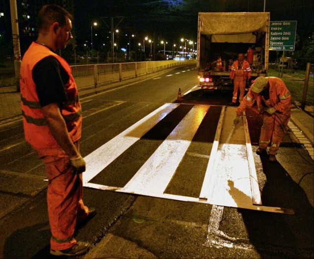 Drogowcy rozpoczynają odmalowywanie „pasów” na ulicach na terenie miasta. Do wymalowania mają 41 tys. m kwadratowych oznakowania.