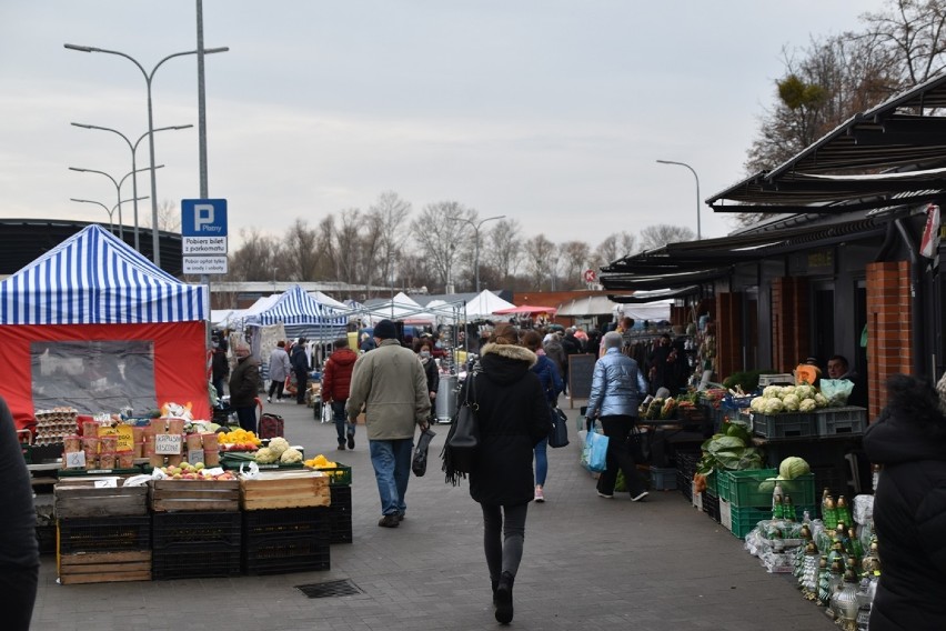 Targowisko w Śremie: oprócz owoców i warzyw, ryby i...