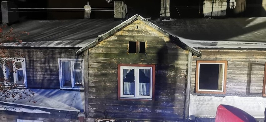 Pożar drewnianego budynku wielorodzinnego na ul. Długiej w Zgierzu