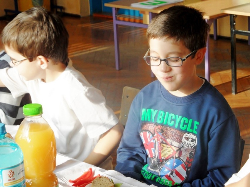 Uczniowie śląskich szkół, w  tym SP nr 3 w Lublińcu, biją śniadaniowy Rekord Guinnessa [ZDJĘCIA]