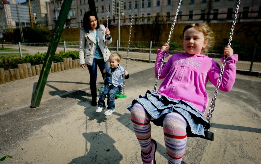 Bogatynia.Nowe zabawki na placach zabaw