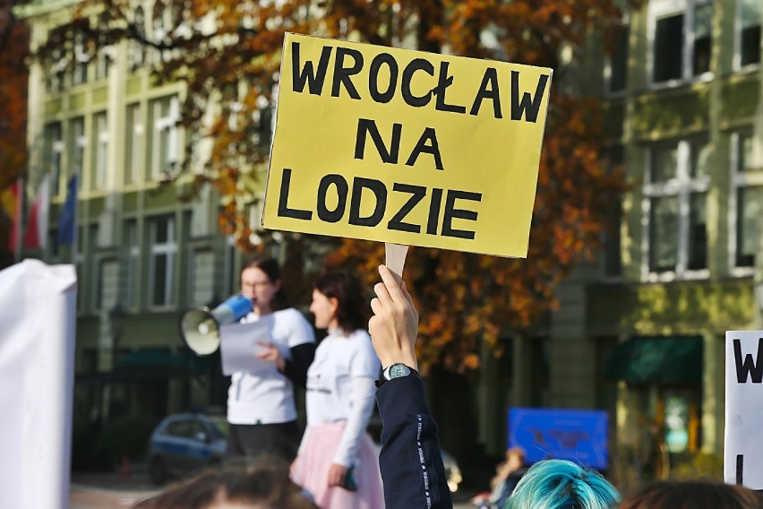 Manifestacja łyżwiarzy we Wrocławiu. Jakie hasła mieli na transparentach? [ZDJĘCIA] 