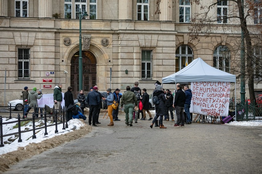 Namiot został rozstawiony w rejonie Barbakanu. Zebrały się...