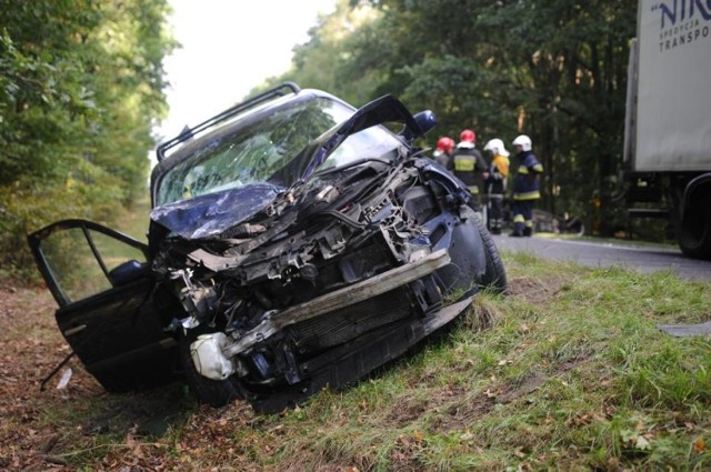 W Czmoniu na drodze wojewódzkiej 434 doszło dzisiaj rano do wypadku. Uczestniczył w nim ciągnik siodłowy i trzy auta osobowe. Po wypadku do szpitala odwieziono cztery osoby, z czego jedną śmigłowcem LPR.

CZYTAJ WIĘCEJ: Wypadek na trasie Kórnik - Śrem. Cztery osoby zostały ranne 