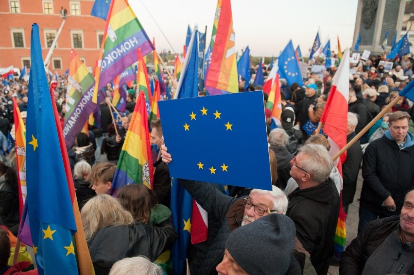Mieszkańcy Konina na demonstracji poparcia dla Polski w Unii Europejskiej w Warszawie