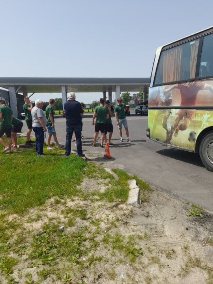 Ze względu na awarię autobusu piłkarze Kujawianki Izbica...