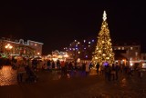 Świąteczne iluminacje rozbłysły na rynku w Wejherowie! Wprowadzają nas w  atmosferę Świąt Bożego Narodzenia | ZDJĘCIA