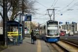 Na ul. Gdańskiej tramwaj zderzył się z osobówką, a następnie wypadł z szyn!