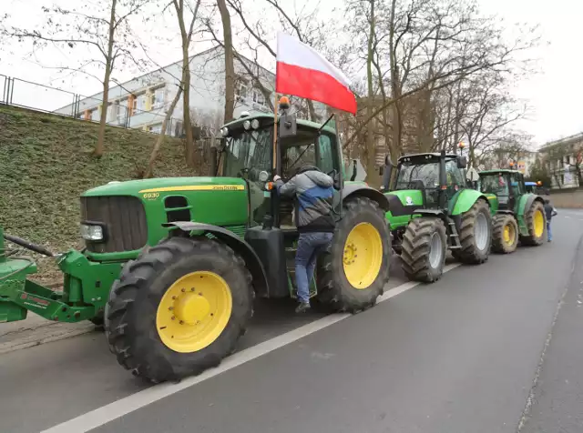 Ostatnie blokady dróg odbywały się w marcu i kwietniu, po czym rolnicy zawiesili protest. Powodem były obiecujące rozmowy z przedstawicielami rządu. Teraz rolnicy zdecydowali o ponownym podjęciu protestu. Czytaj więcej