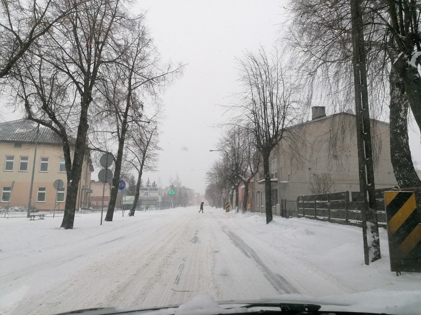 Zima 2021 w Tomaszowie Maz. Śnieżyca i fatalne warunki na tomaszowskich drogach [ZDJĘCIA]