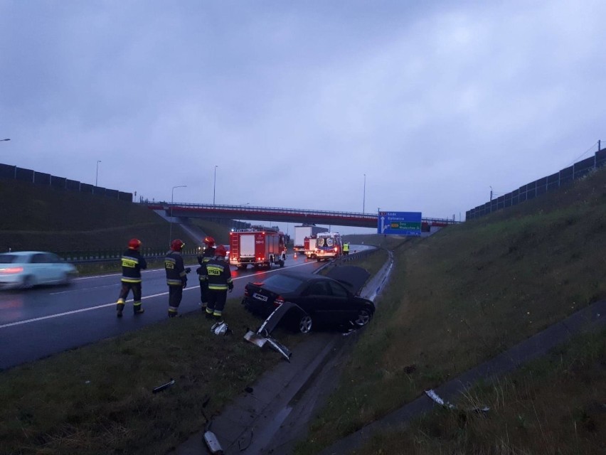 Wypadek na autostradzie A1! Mercedes wyleciał z drogi w okolicach zjazdu na Rybnik