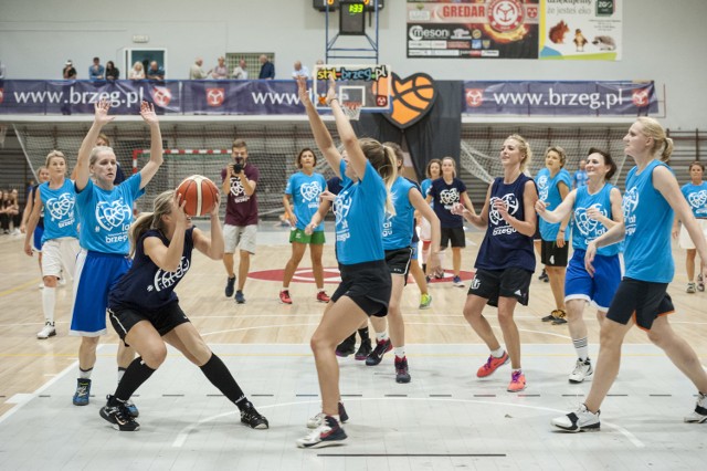 Jubileusz 60-lecia brzeskiej koszykówki obchodzono w sobotę (1 września) w hali sportowej przy ul. Oławskiej. Organizatorem obchodów był KSK Stal Brzeg. Kulminacyjnym punktem spotkania był mecz byłych brzeskich koszykarek. Poza tym na parkiecie, na widowni zobaczyć można było nasze byłe zawodniczki z legendarną Urszulą Wąsik na czele.