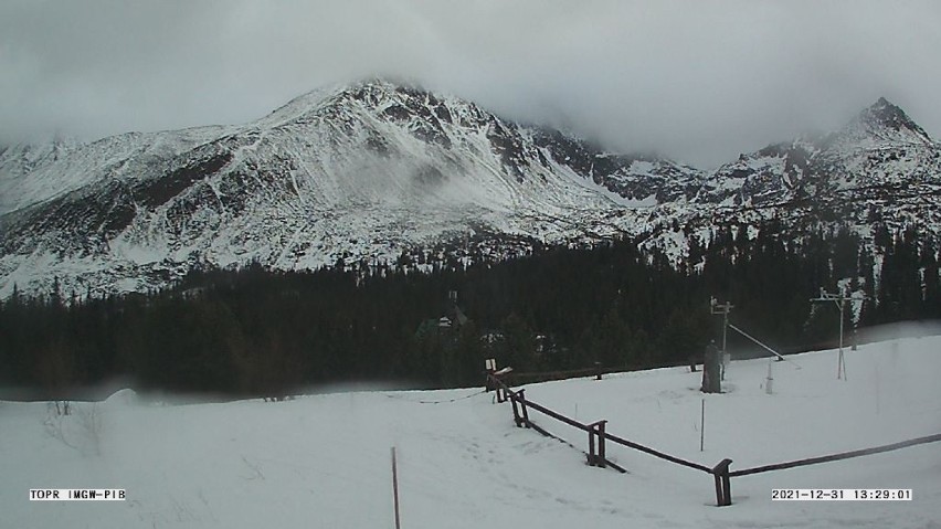 Tatry. Szlaki są oblodzone. Niebezpiecznie jest nawet na płaskich odcinkach. TOPR odradza wyjścia w wyższe partie gór