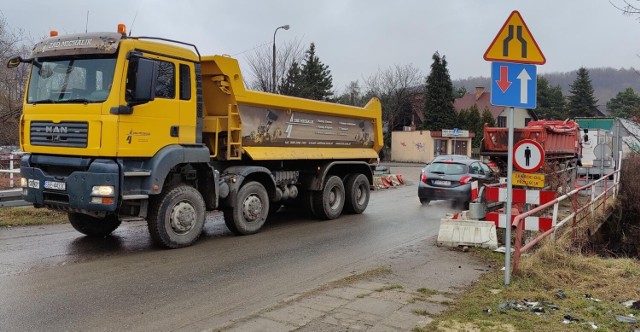 Od 11 kwietnia zamknięty będzie przejazd przez nad Rakówką. Most zostanie rozebrany i wybudowany od podstaw. Przygotowane zostały kolejne objazdy dla kierowców 

Zobacz kolejne zdjęcia/plansze. Przesuwaj zdjęcia w prawo - naciśnij strzałkę lub przycisk NASTĘPNE