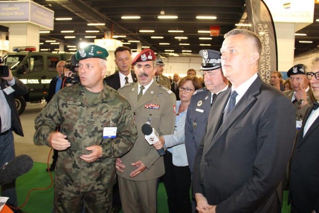 Ekspozycję grudziądzkiej jednostki obejrzał m.in. Tomasz Siemoniak, szef MON. Oprowadził go płk Dariusz Żuchowski, komendant CSLog.